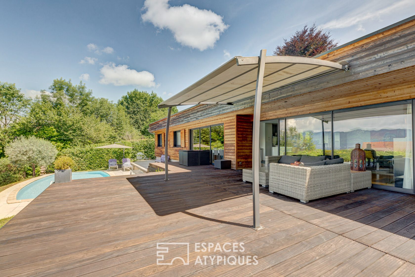 Maison ossature bois contemporaine rénovée avec vue
