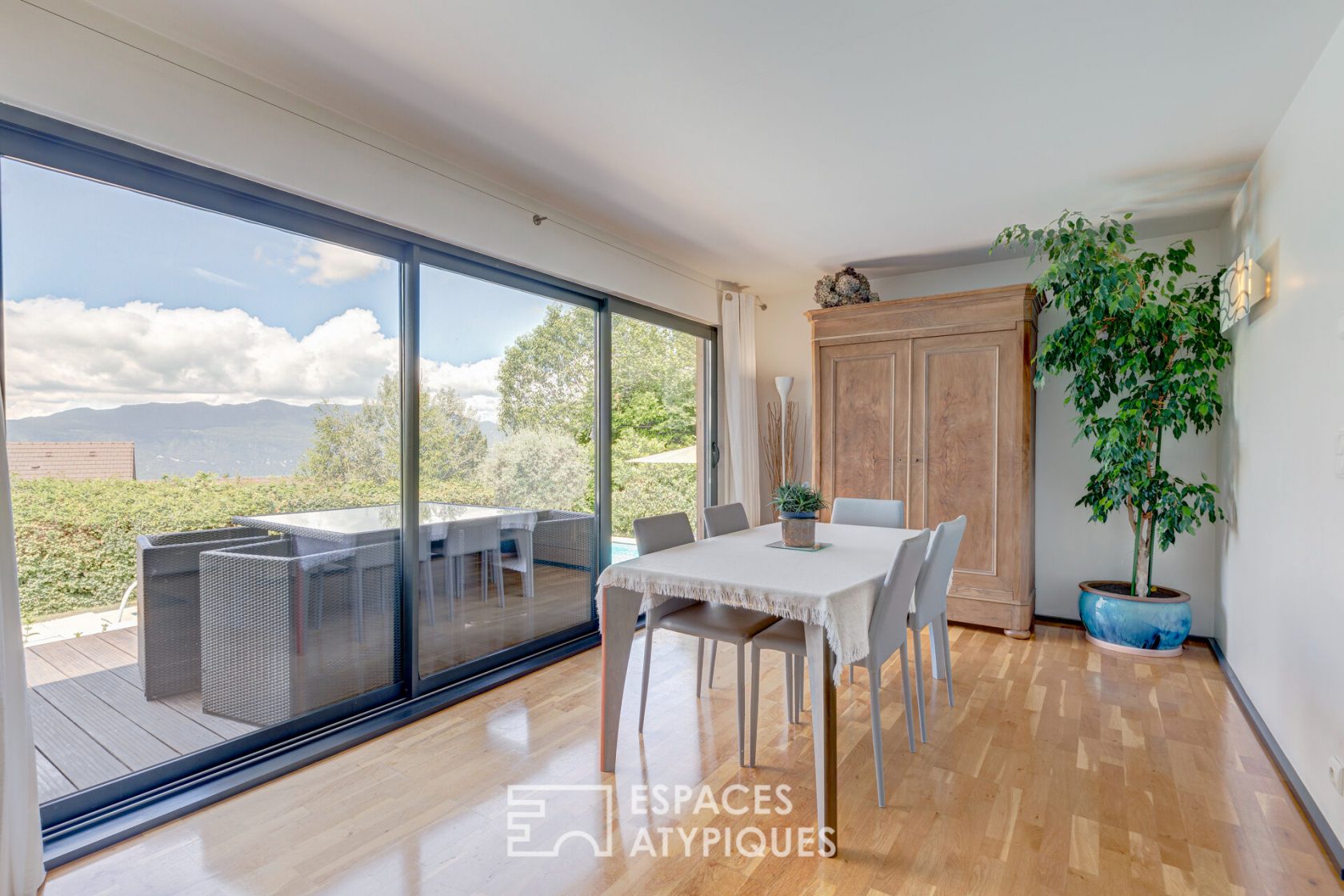 Maison ossature bois contemporaine rénovée avec vue