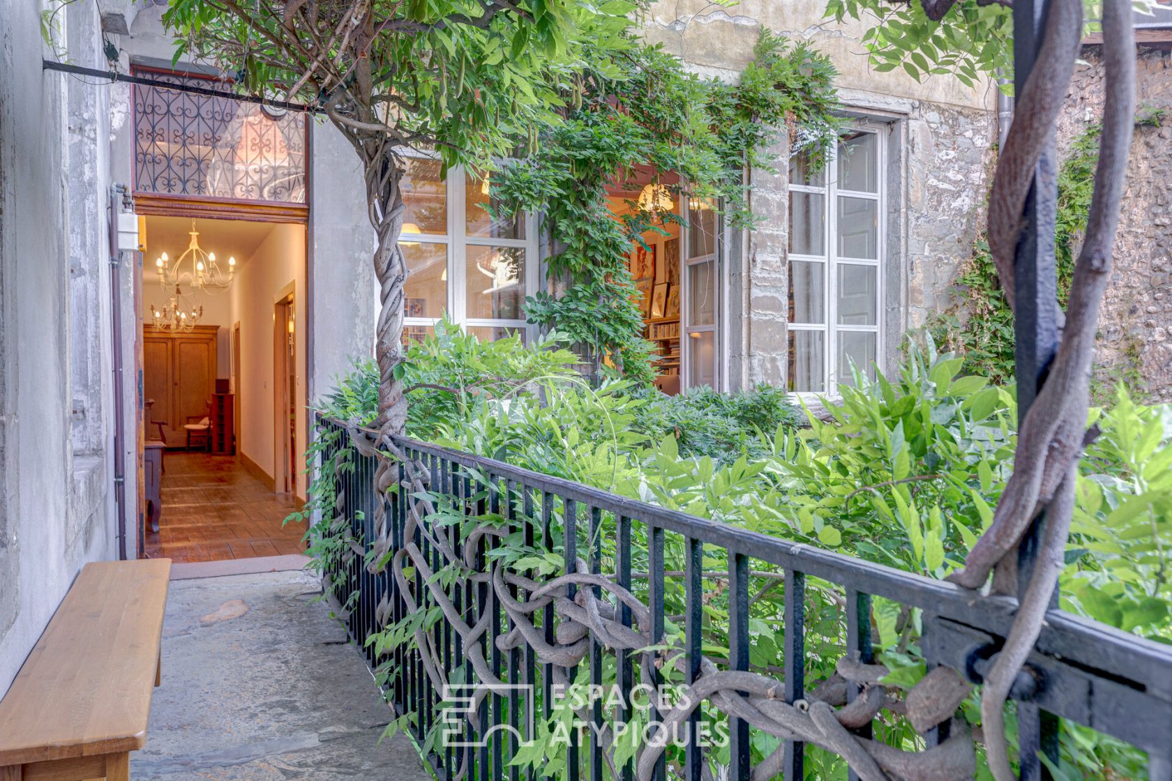 Appartement terrasse aux beaux volumes