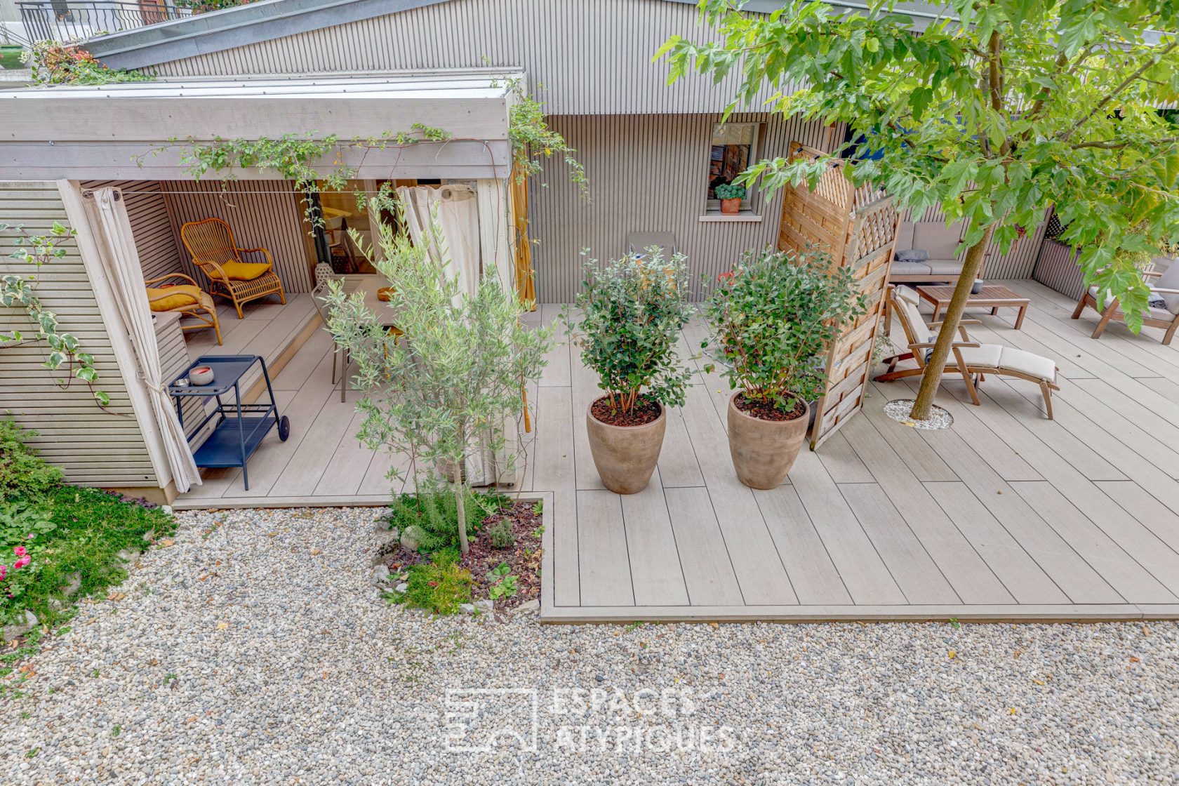 Renovated house and its contemporary annex