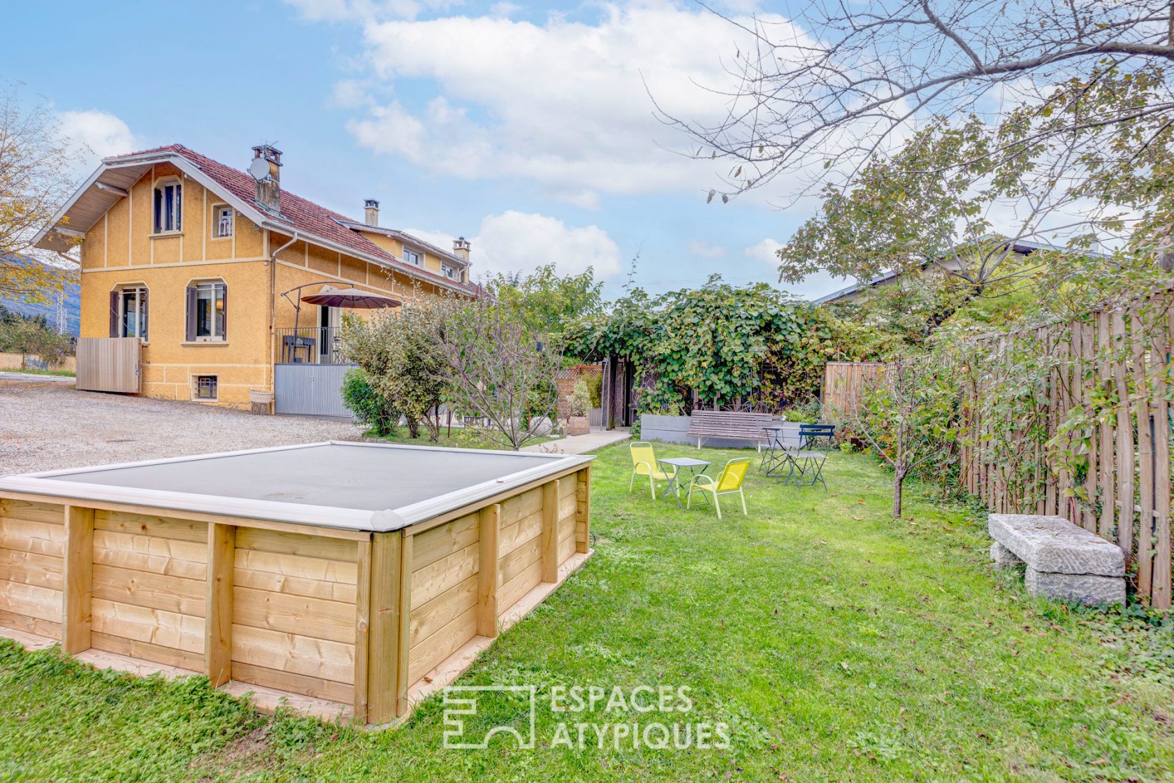Renovated house and its contemporary annex