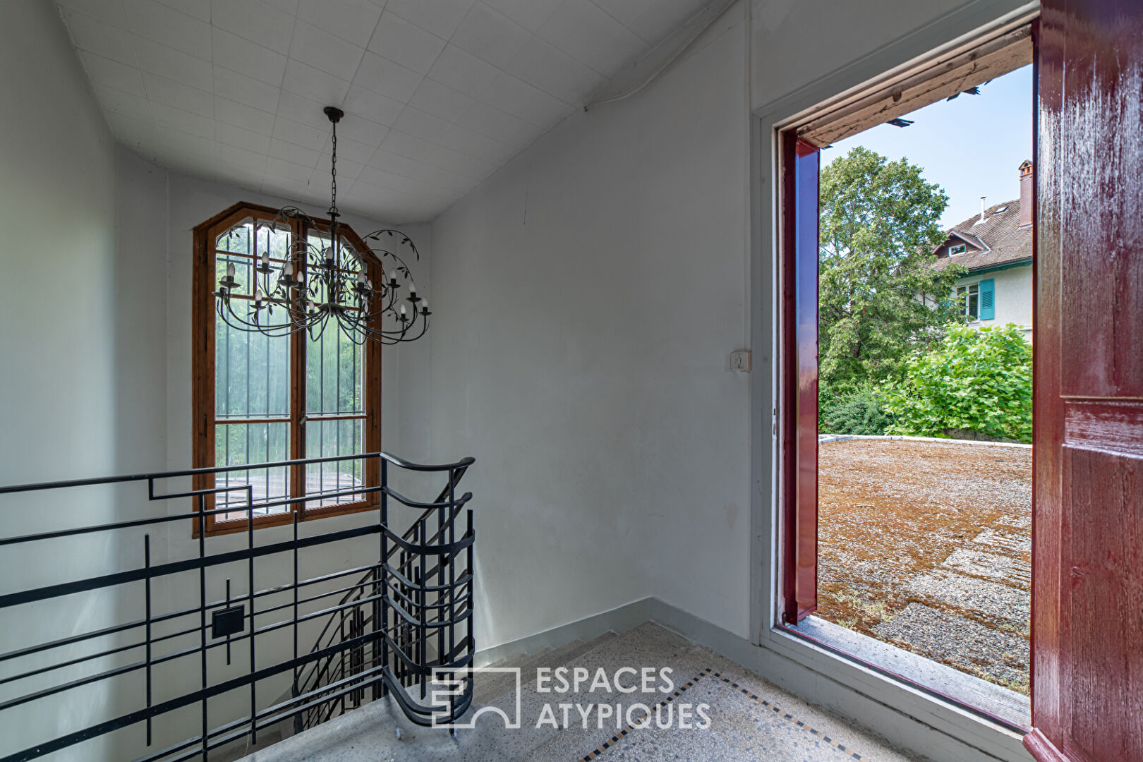 Modernist villa with swimming pool in the heart of the city