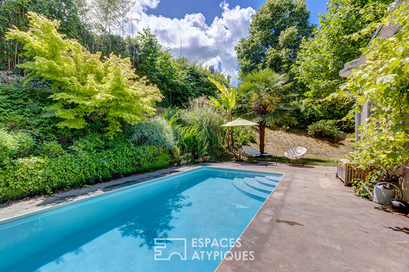 Villa moderniste avec piscine en cœur de ville