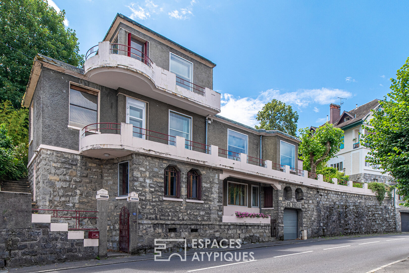 Modernist villa with swimming pool in the heart of the city