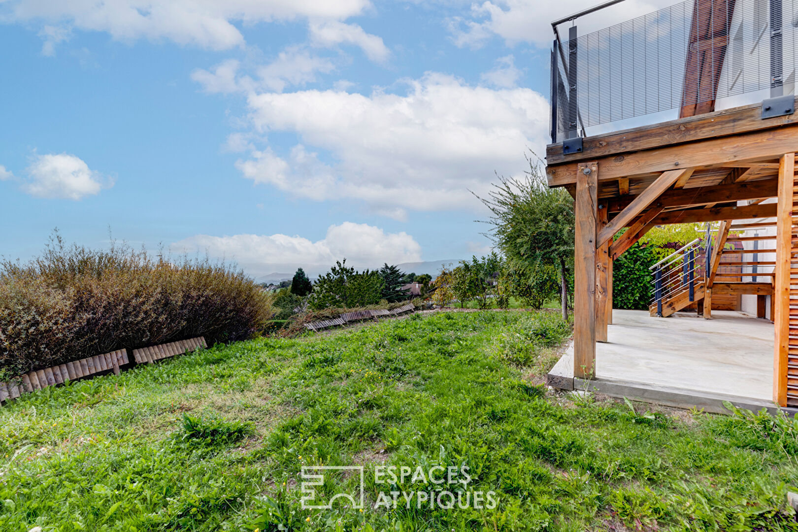 Duplex avec vue dégagée et jardin