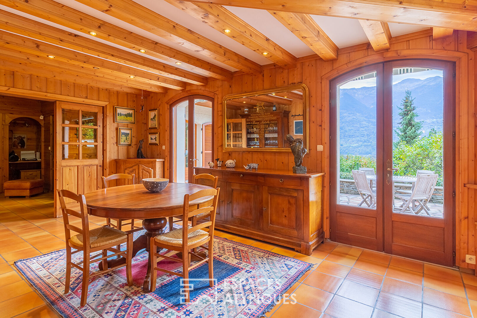 Villa avec piscine et vue dégagée