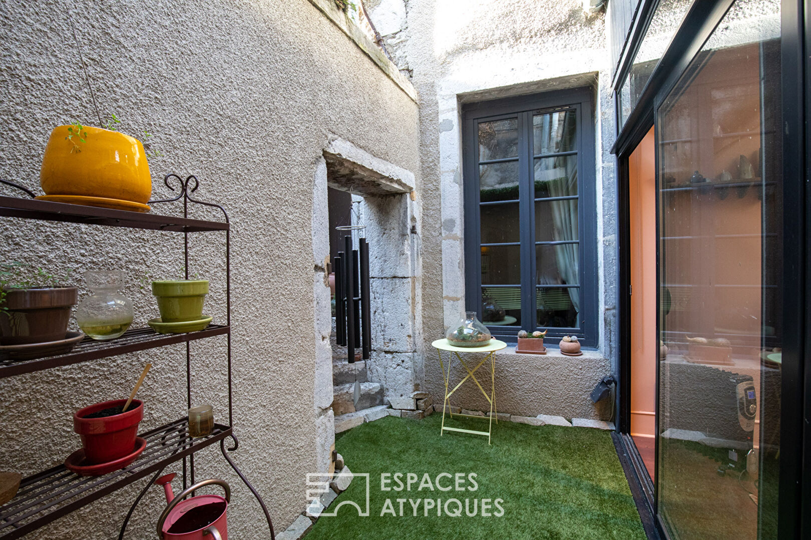 Appartement avec patio dans un immeuble historique