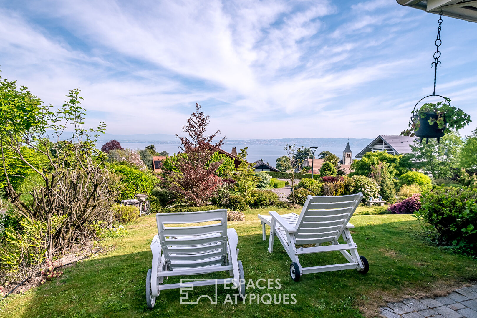 Villa d’architecte vue lac avec piscine intérieure