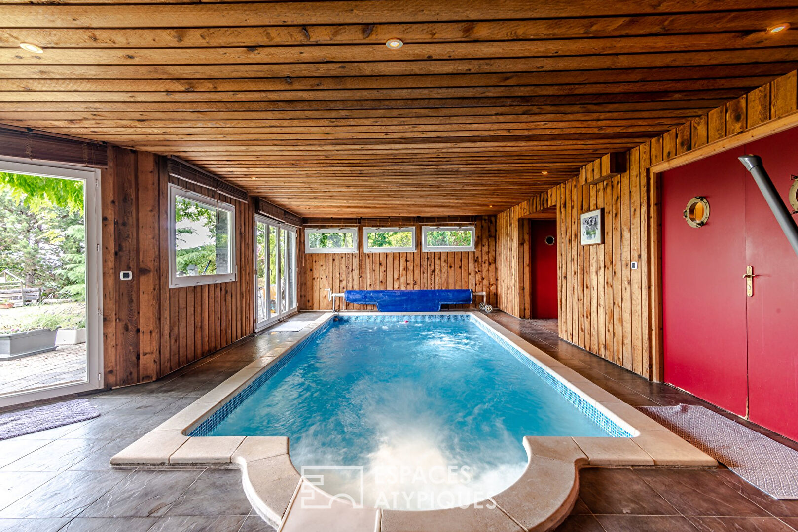 Villa d’architecte vue lac avec piscine intérieure