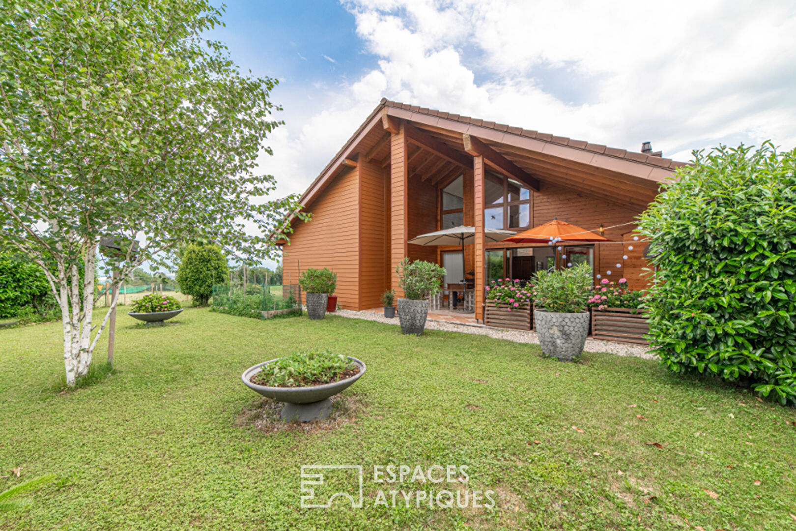 House with aerial volumes