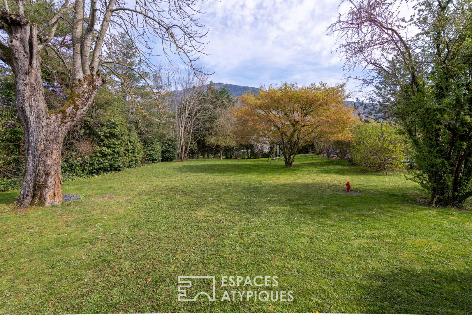 Charme 1800 et jardin verdoyant