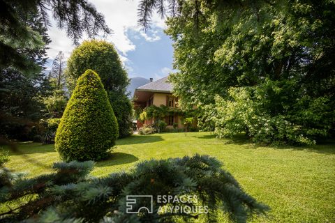 Farmhouse with outbuildings, at the foot of the Bauges massif.