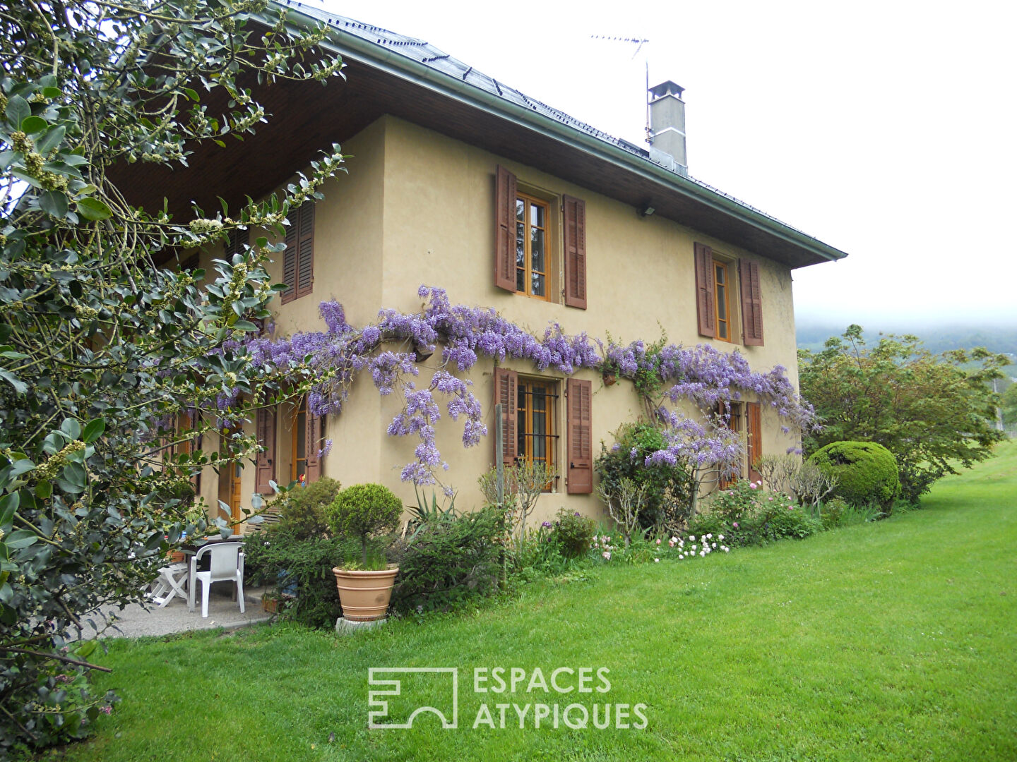 Farmhouse with outbuildings, at the foot of the Bauges massif.