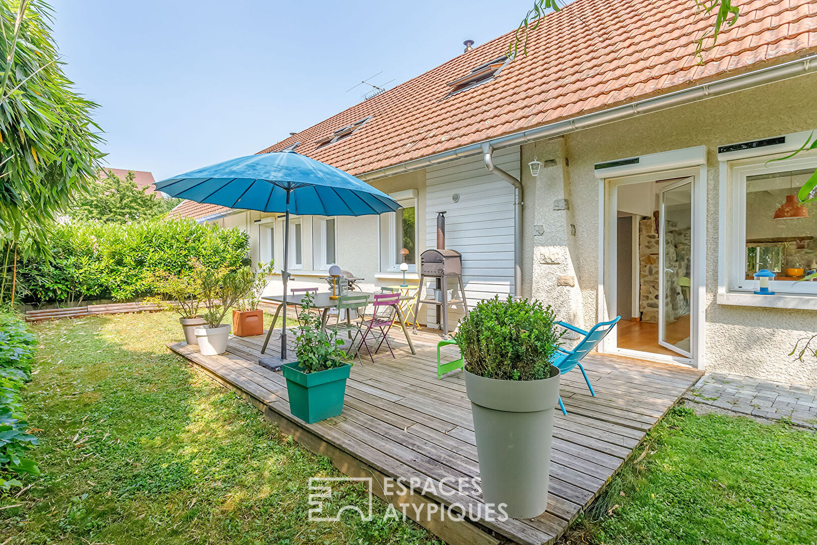 Anciennes écuries rénovées avec terrasses et piscine