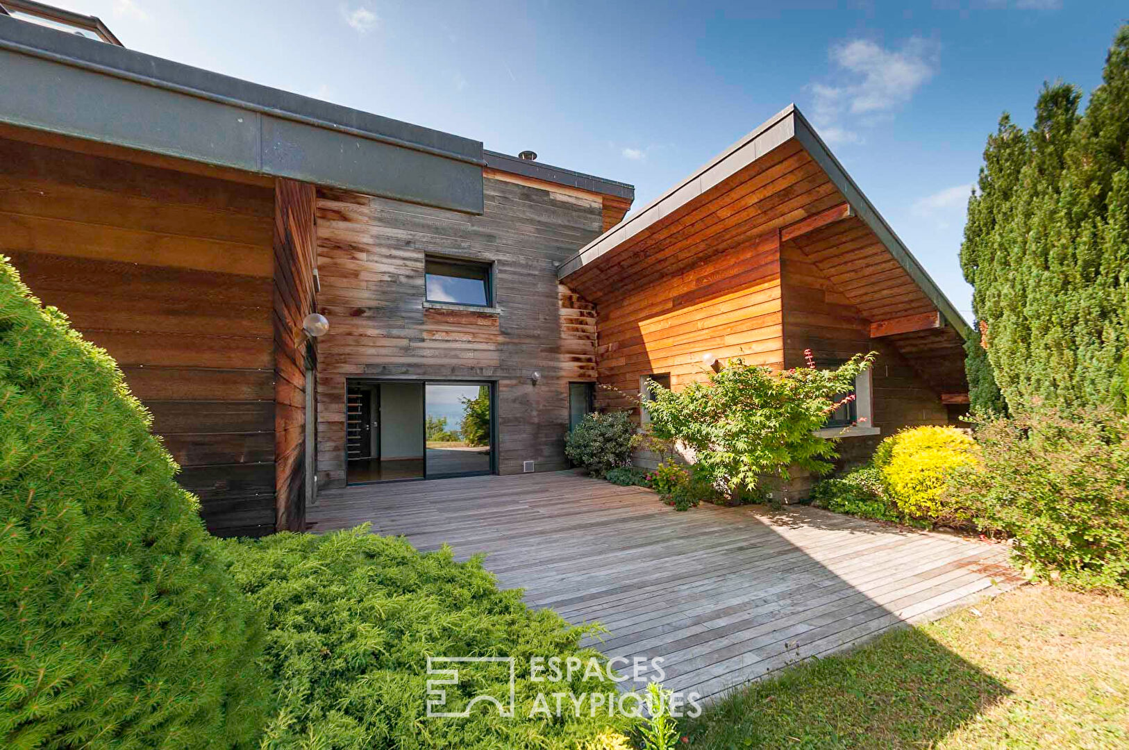 Contemporary semi-detached house with panoramic lake views.