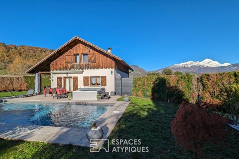 House with swimming pool and mountain views