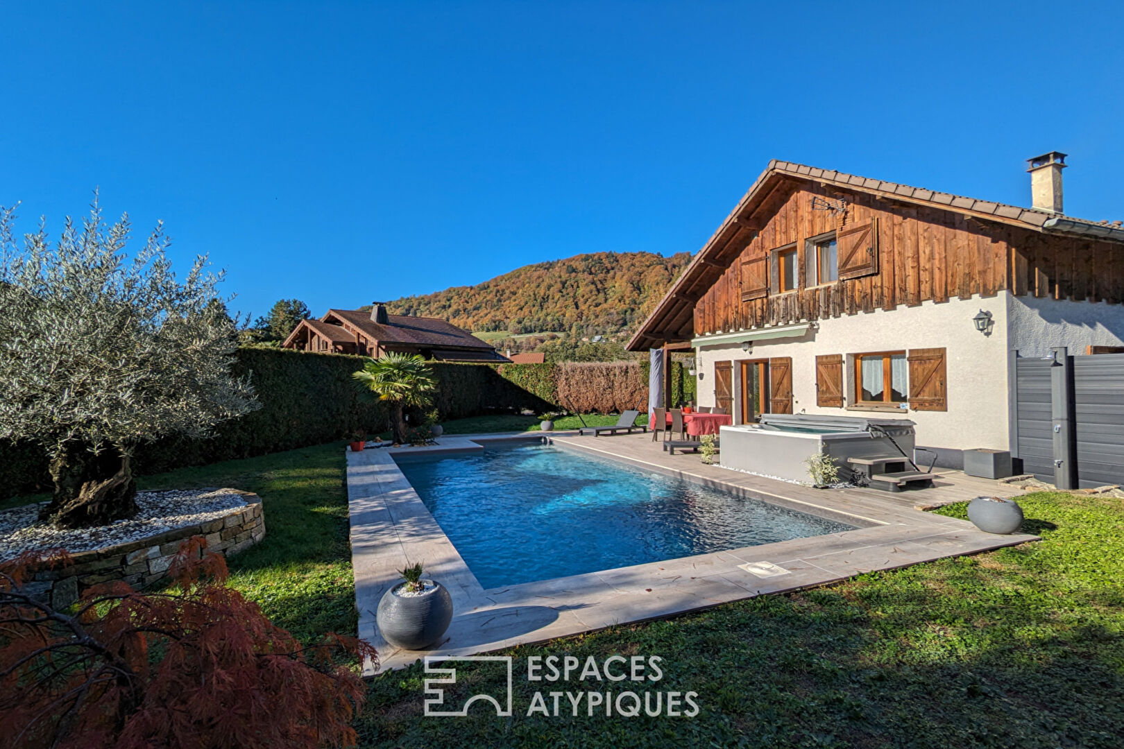 Maison avec piscine et vue sur les montagnes