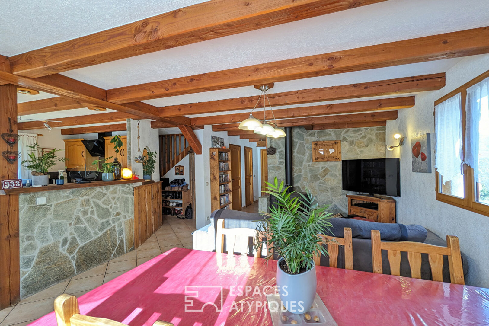 Maison avec piscine et vue sur les montagnes