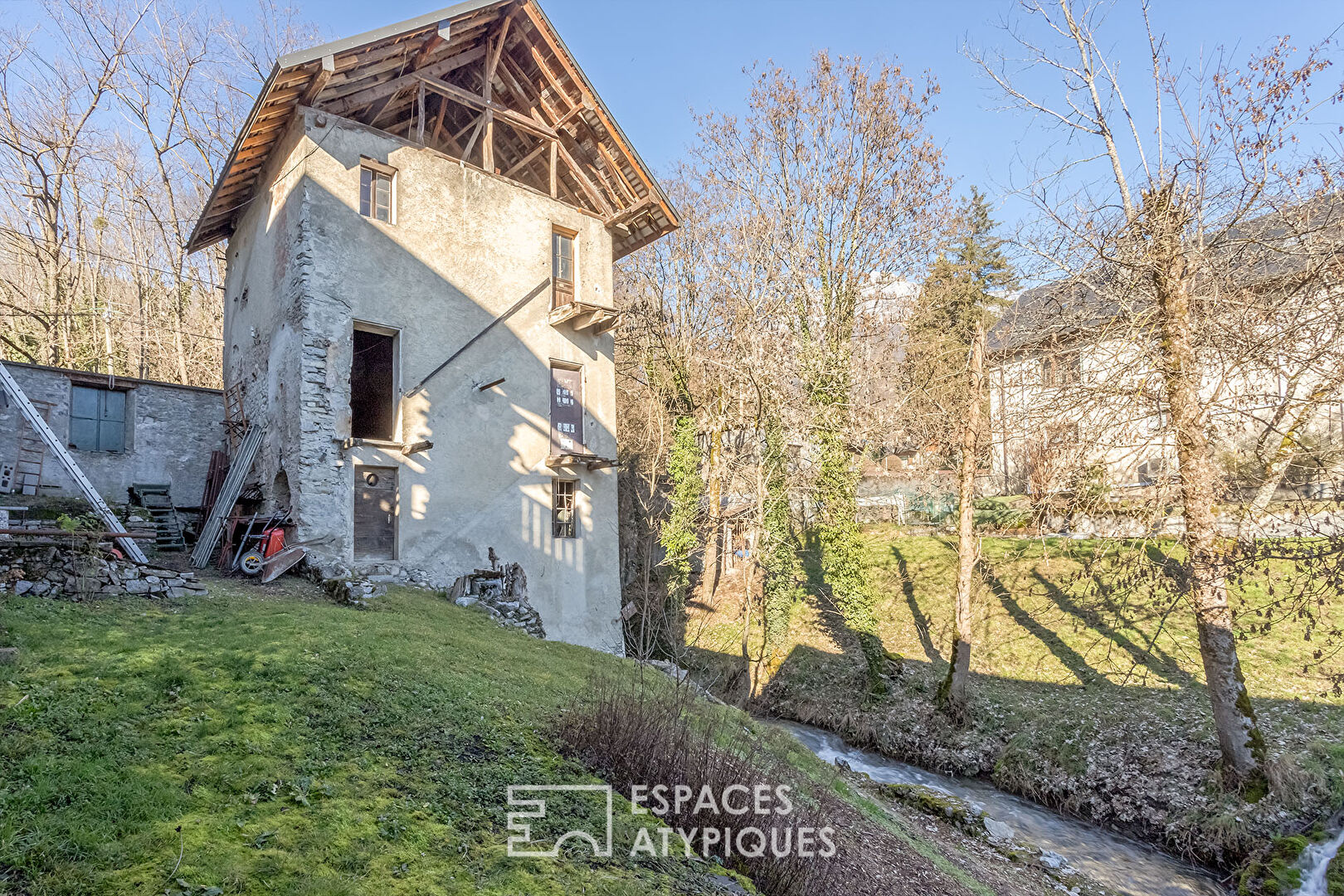 Ancien moulin rénové, avec dépendances et parcelle constructible