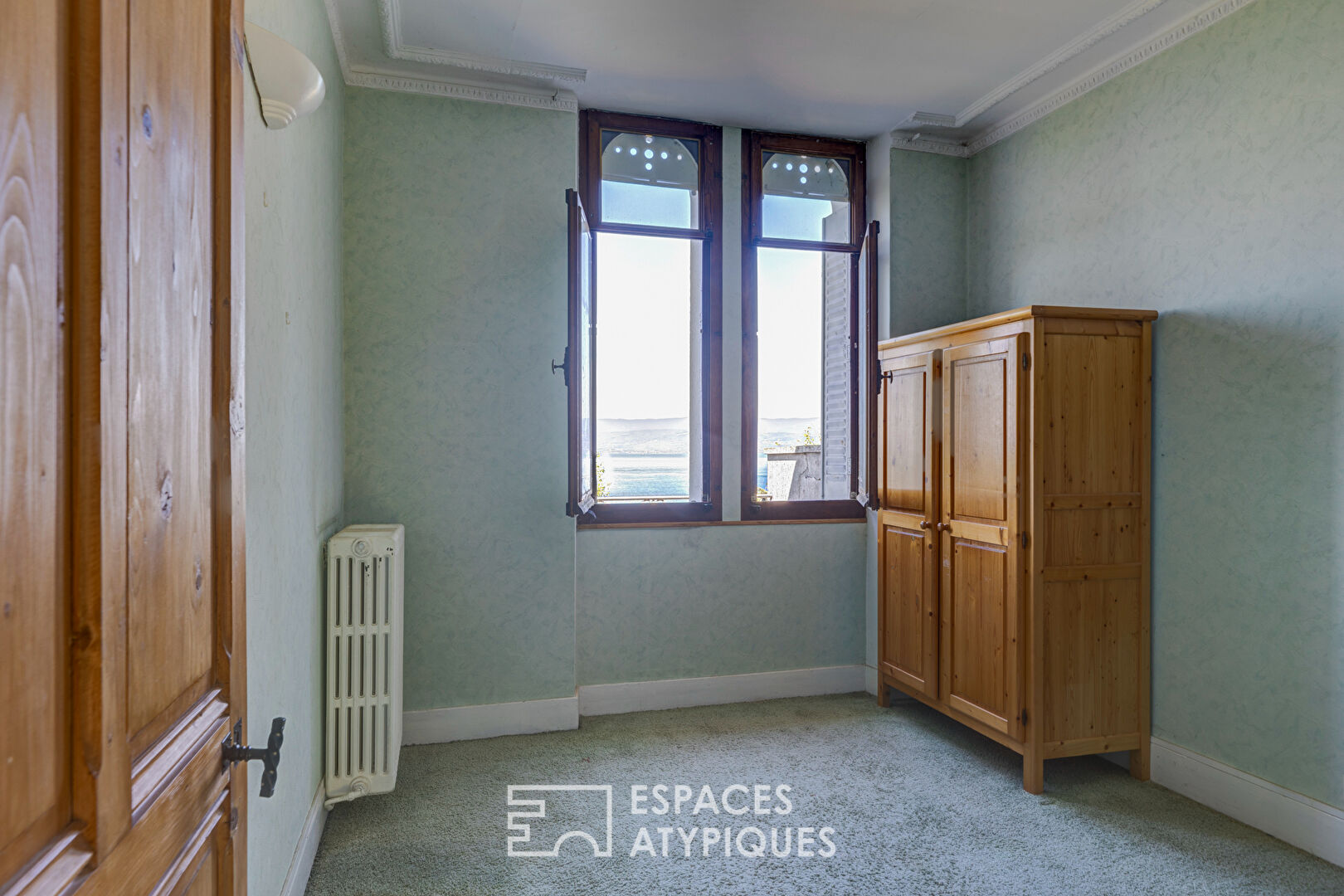 Maison Néo-Victorienne, vue lac avec dépendance
