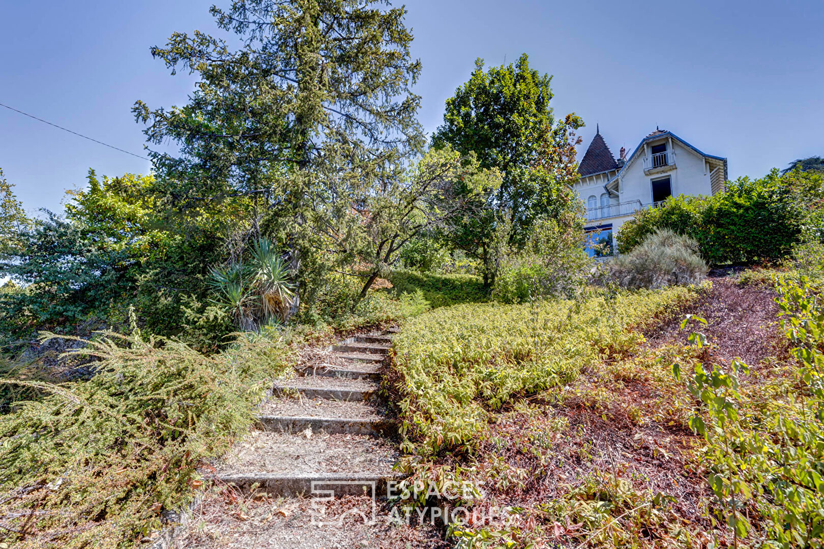 Maison Néo-Victorienne, vue lac avec dépendance