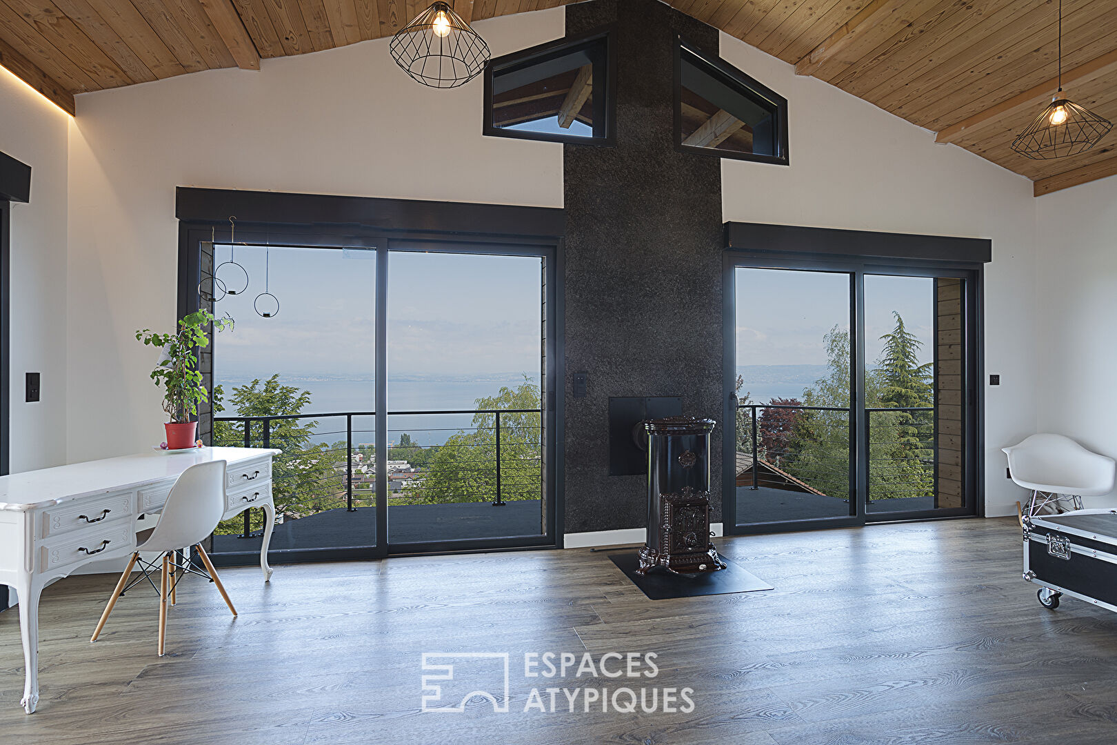 Contemporary chalet and swimming pool with panoramic view of the lake