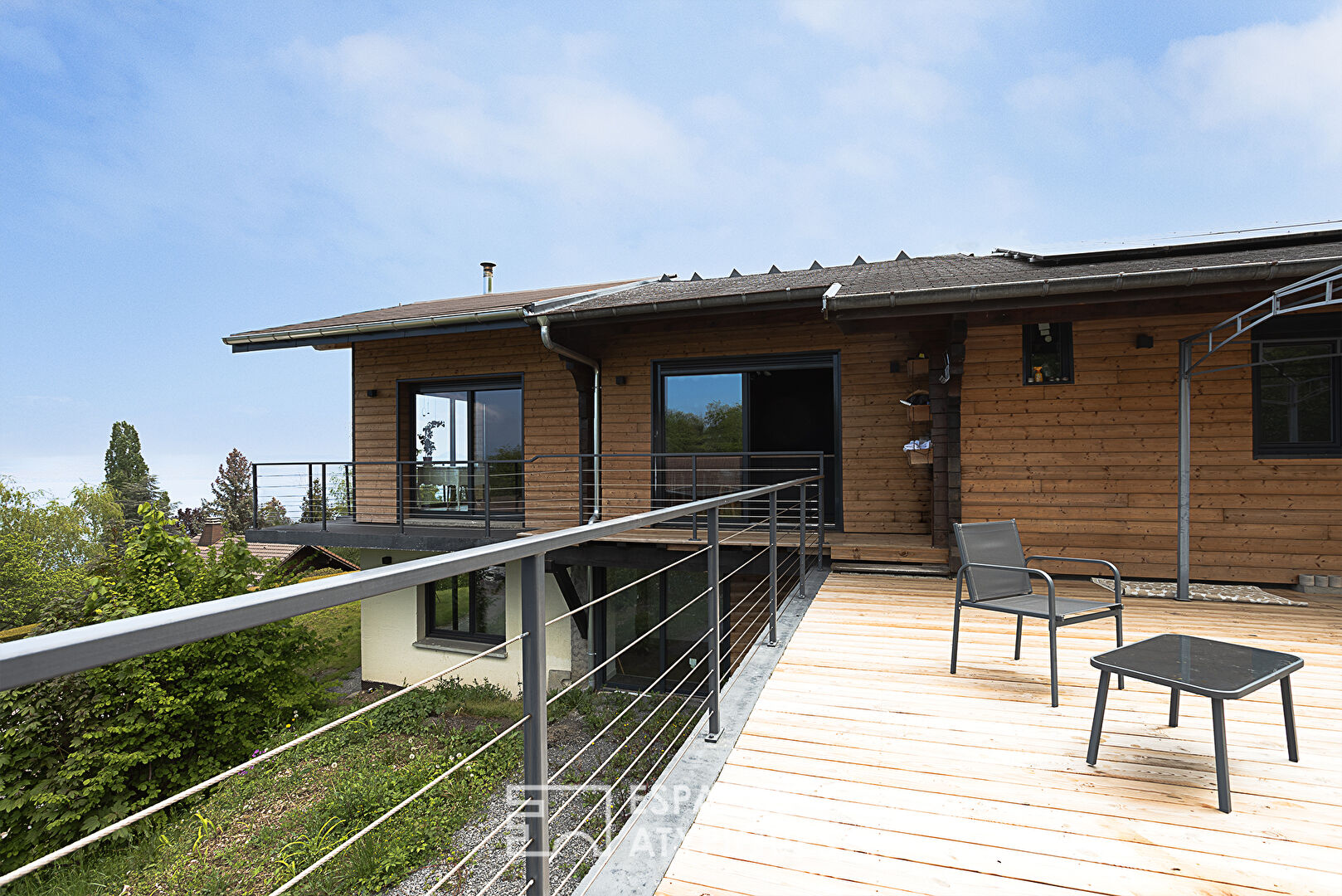 Contemporary chalet and swimming pool with panoramic view of the lake