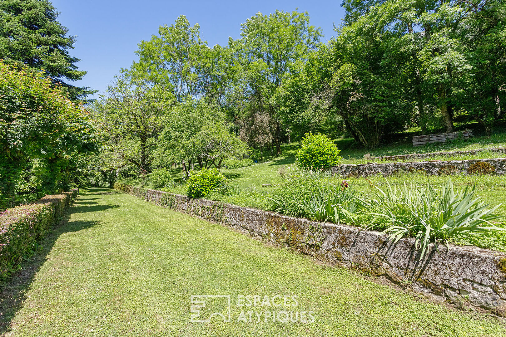 Château et dépendances dans un magnifique parc paysager