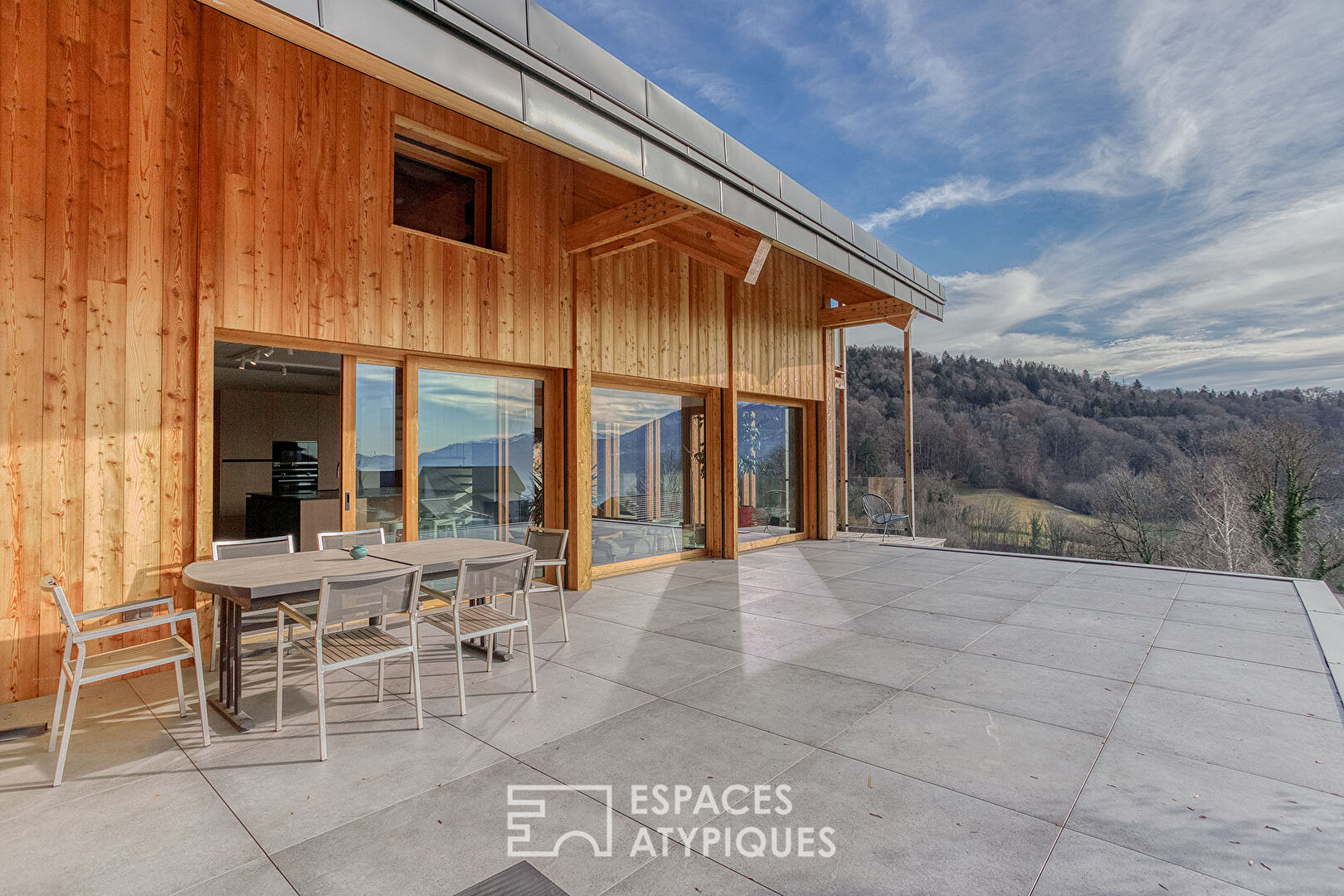 Maison d’architecte avec terrasse et vue