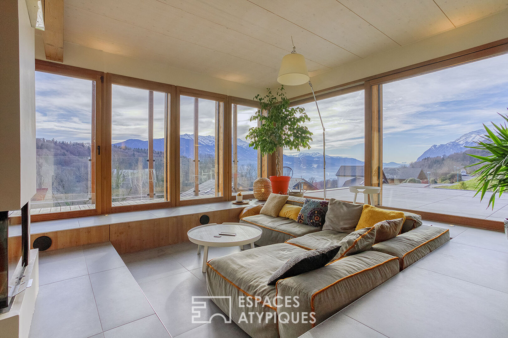 Maison d’architecte avec terrasse et vue
