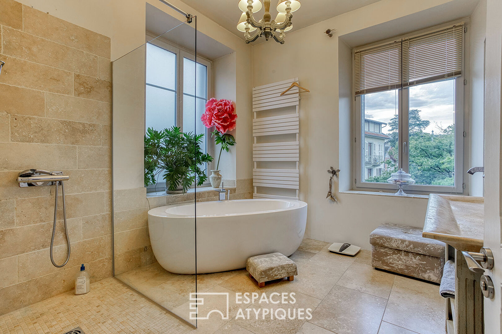 Grand appartement avec terrasse et vue sur les montagnes