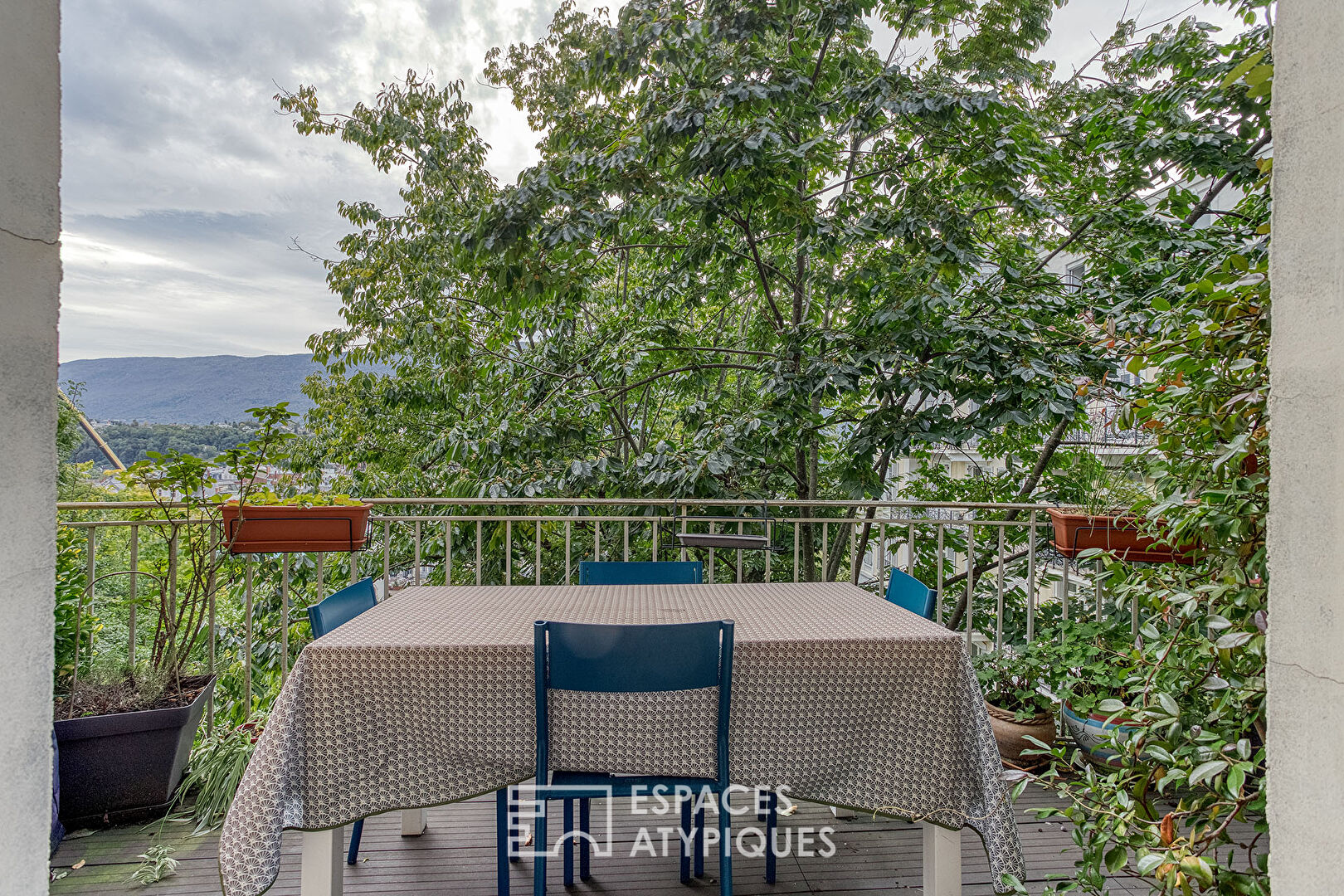 Grand appartement avec terrasse et vue sur les montagnes