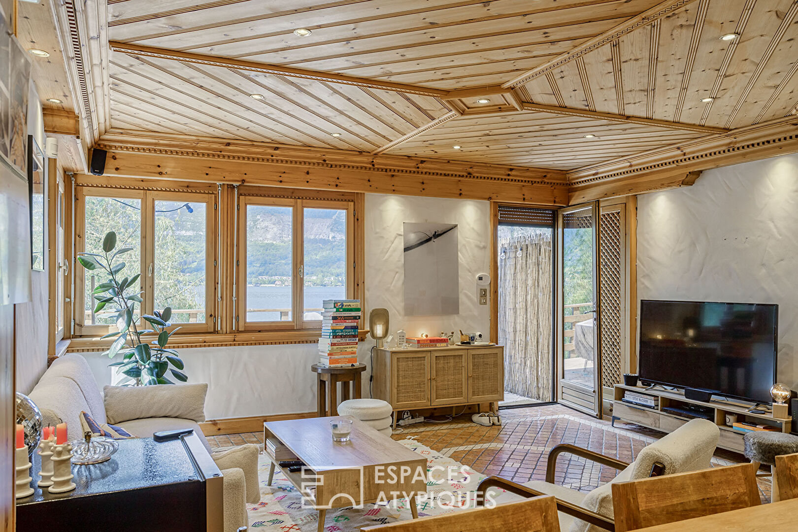 Architect-designed villa with sumptuous lake views