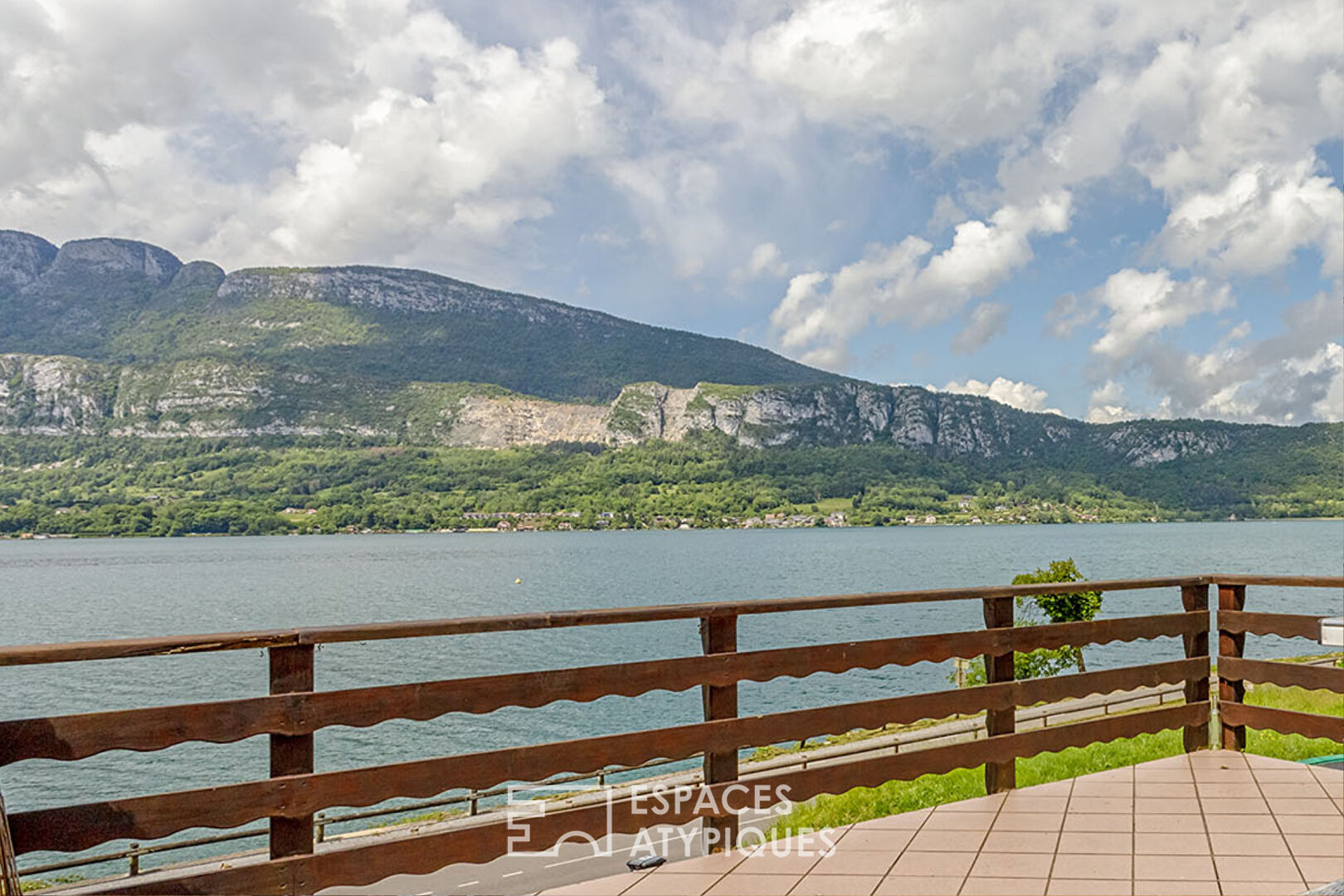 Architect-designed villa with sumptuous lake views