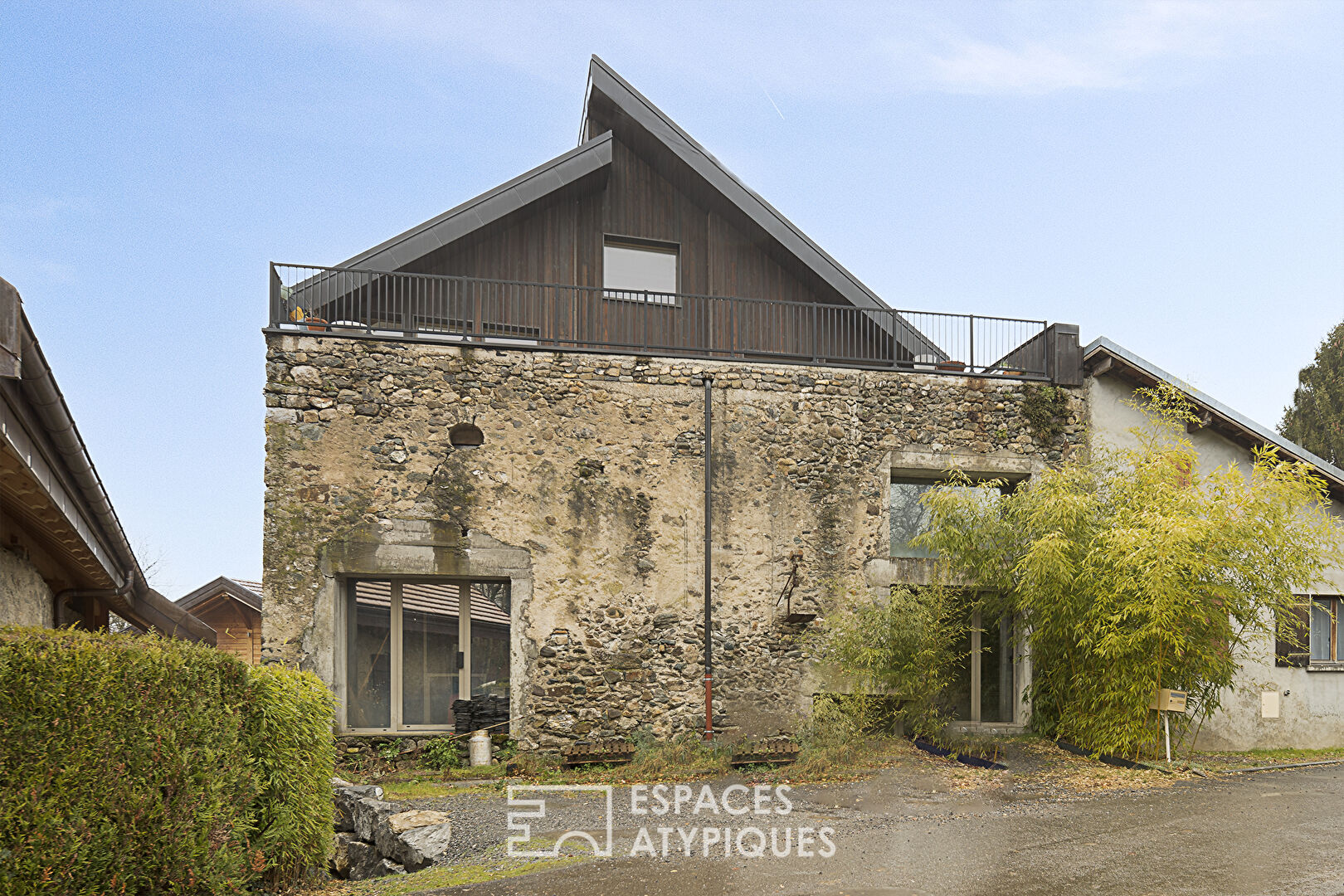 Ancien corps de ferme réinventé de manière contemporaine