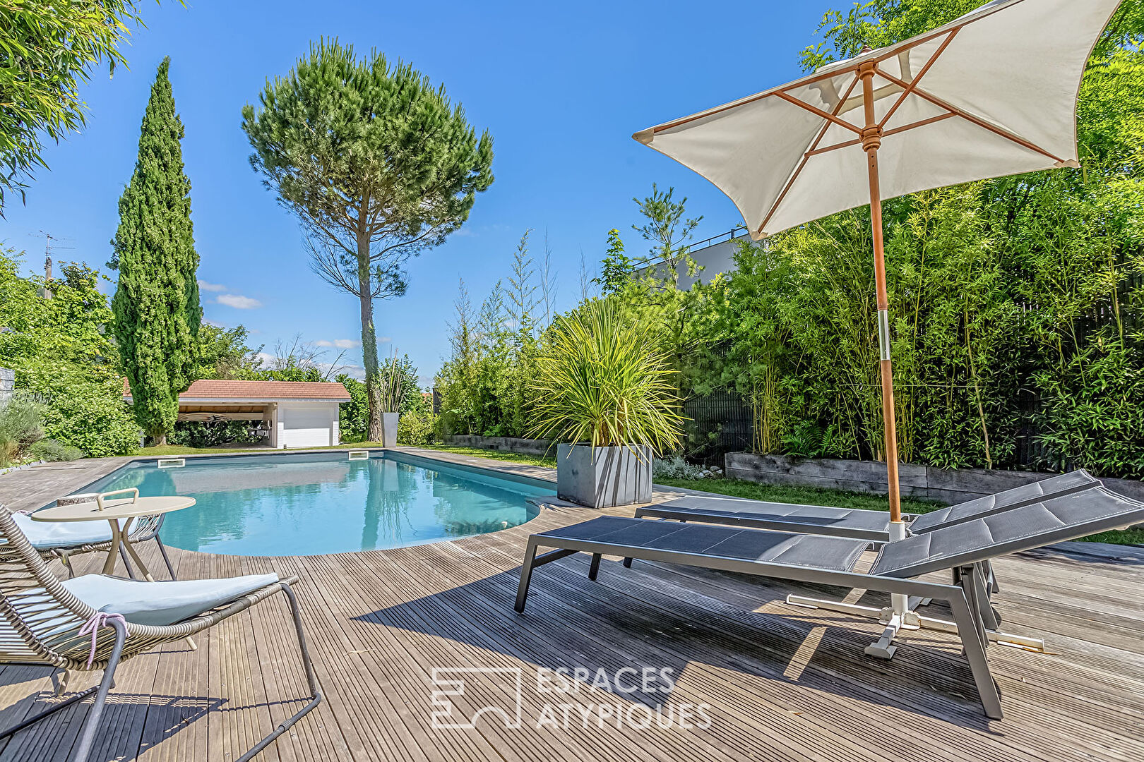 Maison ossature bois proche du lac avec piscine et jardin