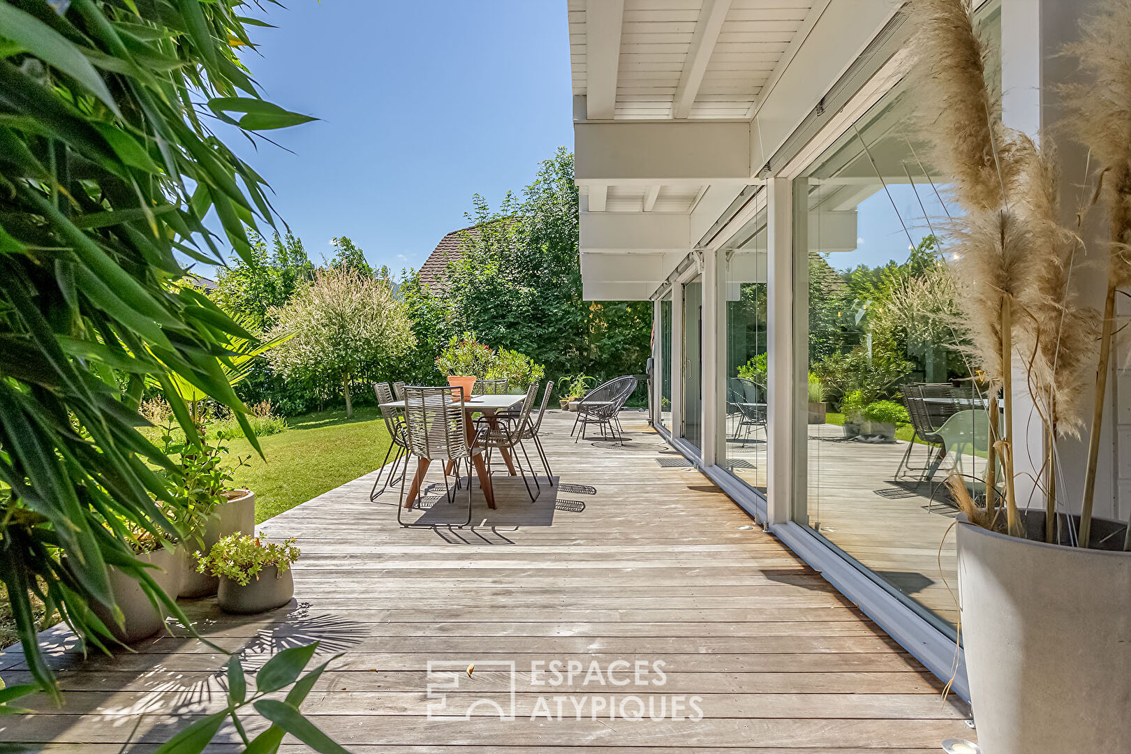 Maison ossature bois proche du lac avec piscine et jardin