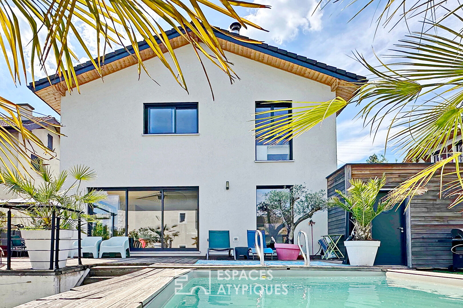Maison contemporaine en ville avec terrasse et jardin