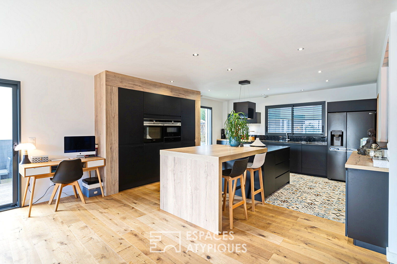 Maison contemporaine en ville avec terrasse et jardin