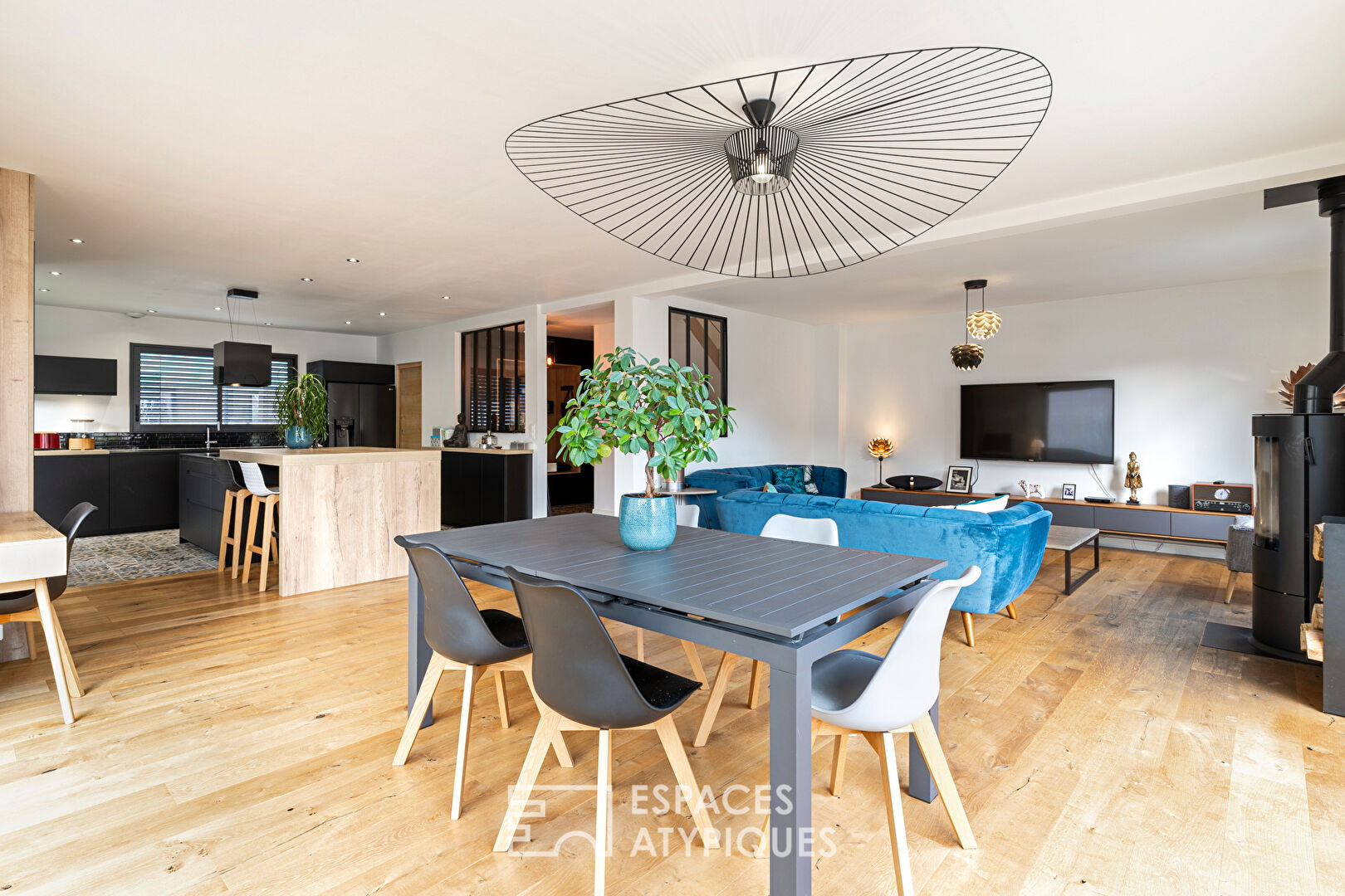 Maison contemporaine en ville avec terrasse et jardin
