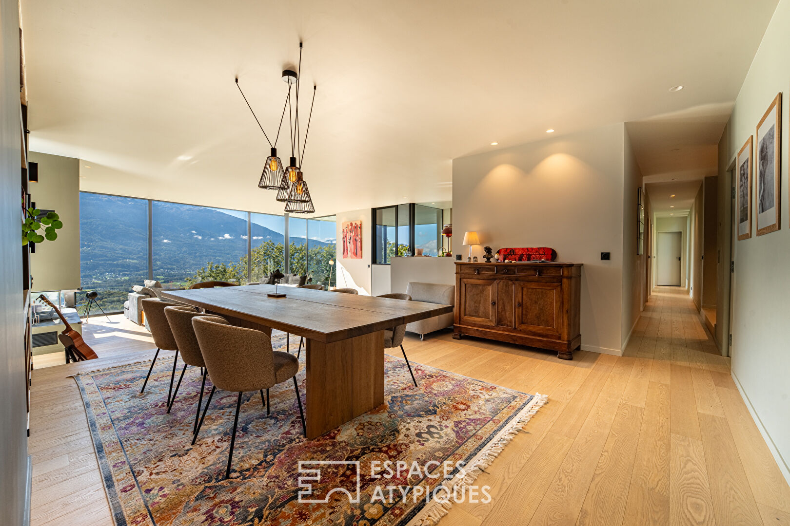 Villa contemporaine avec vue et piscine