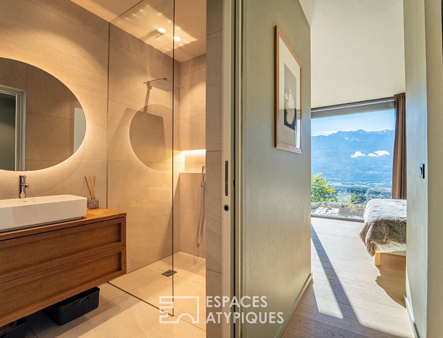 Villa contemporaine avec vue et piscine