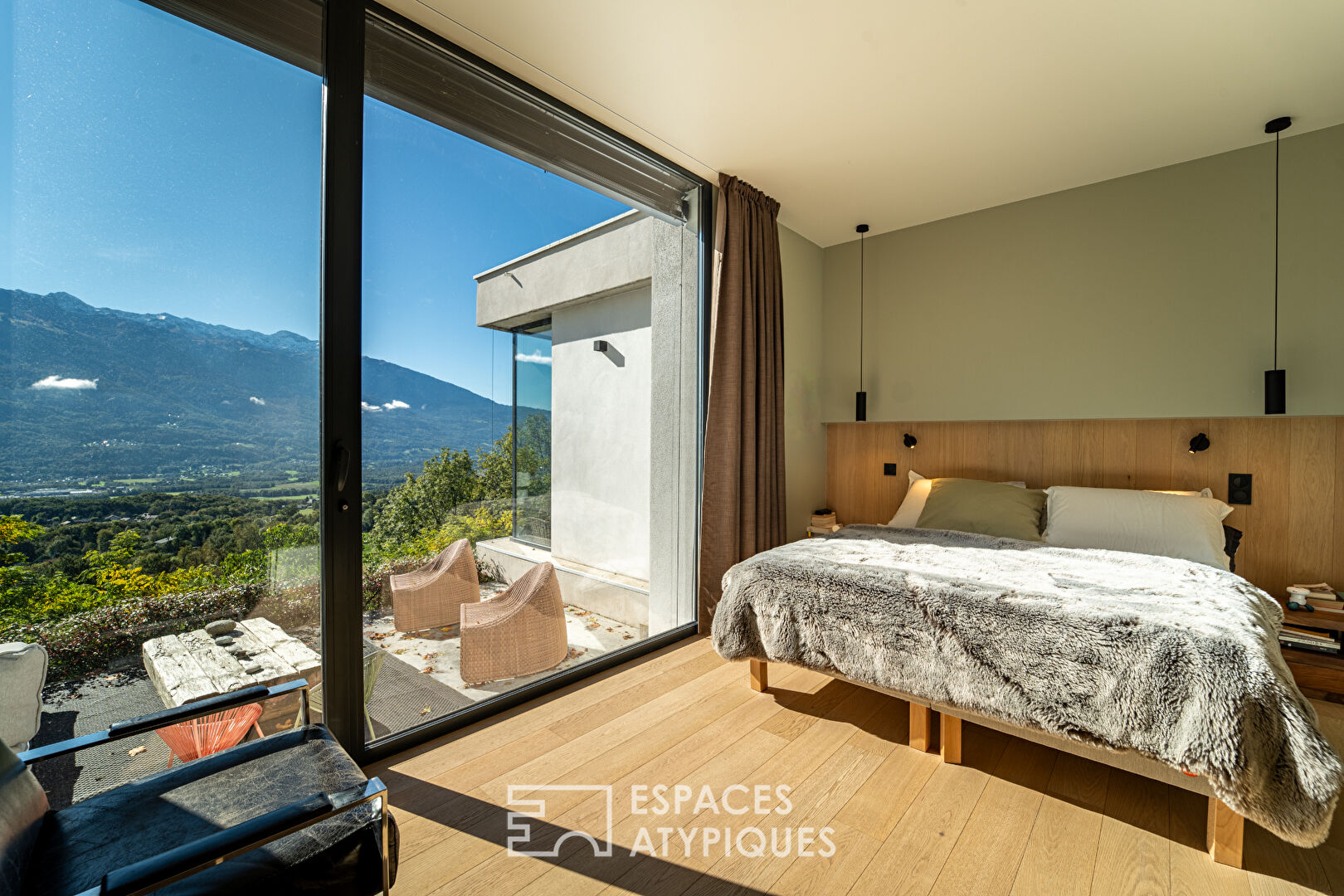 Villa contemporaine avec vue et piscine