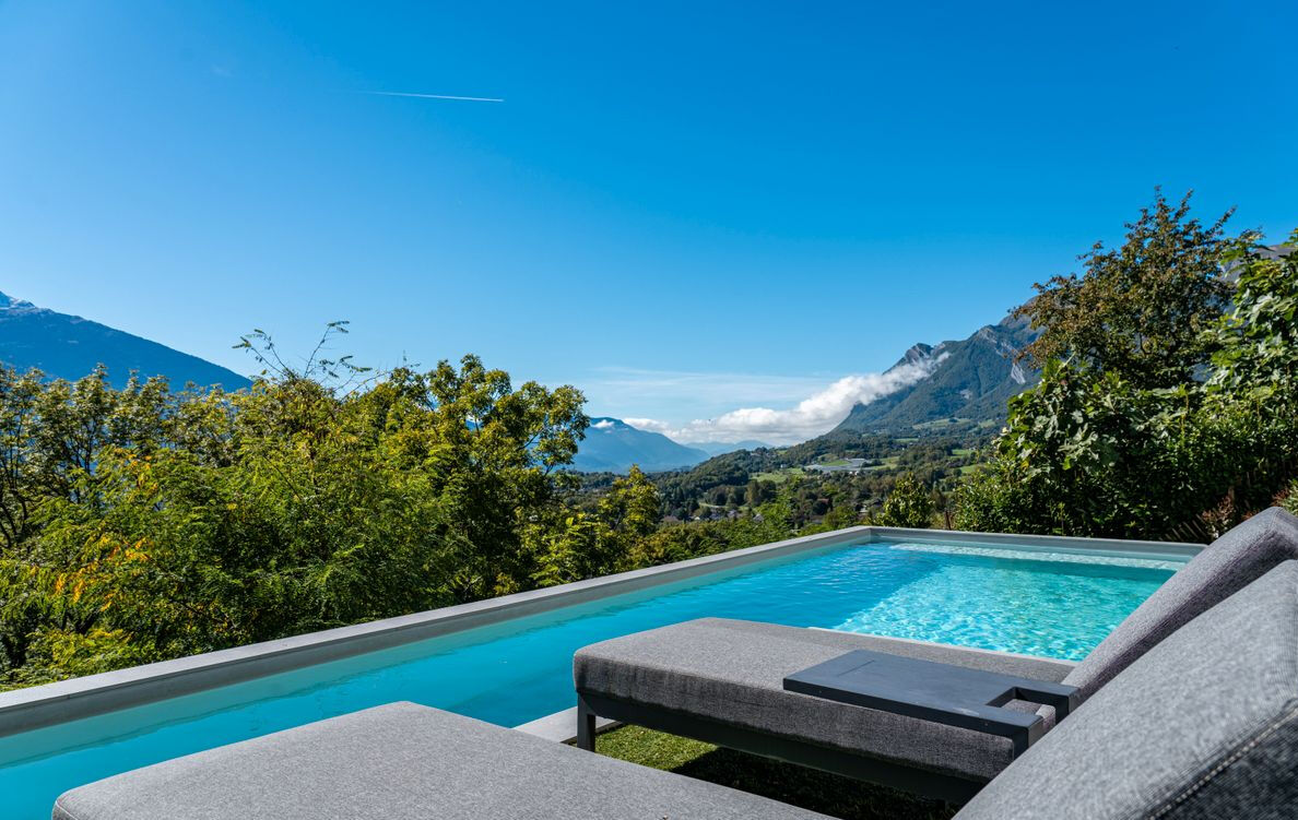 Villa contemporaine avec vue et piscine