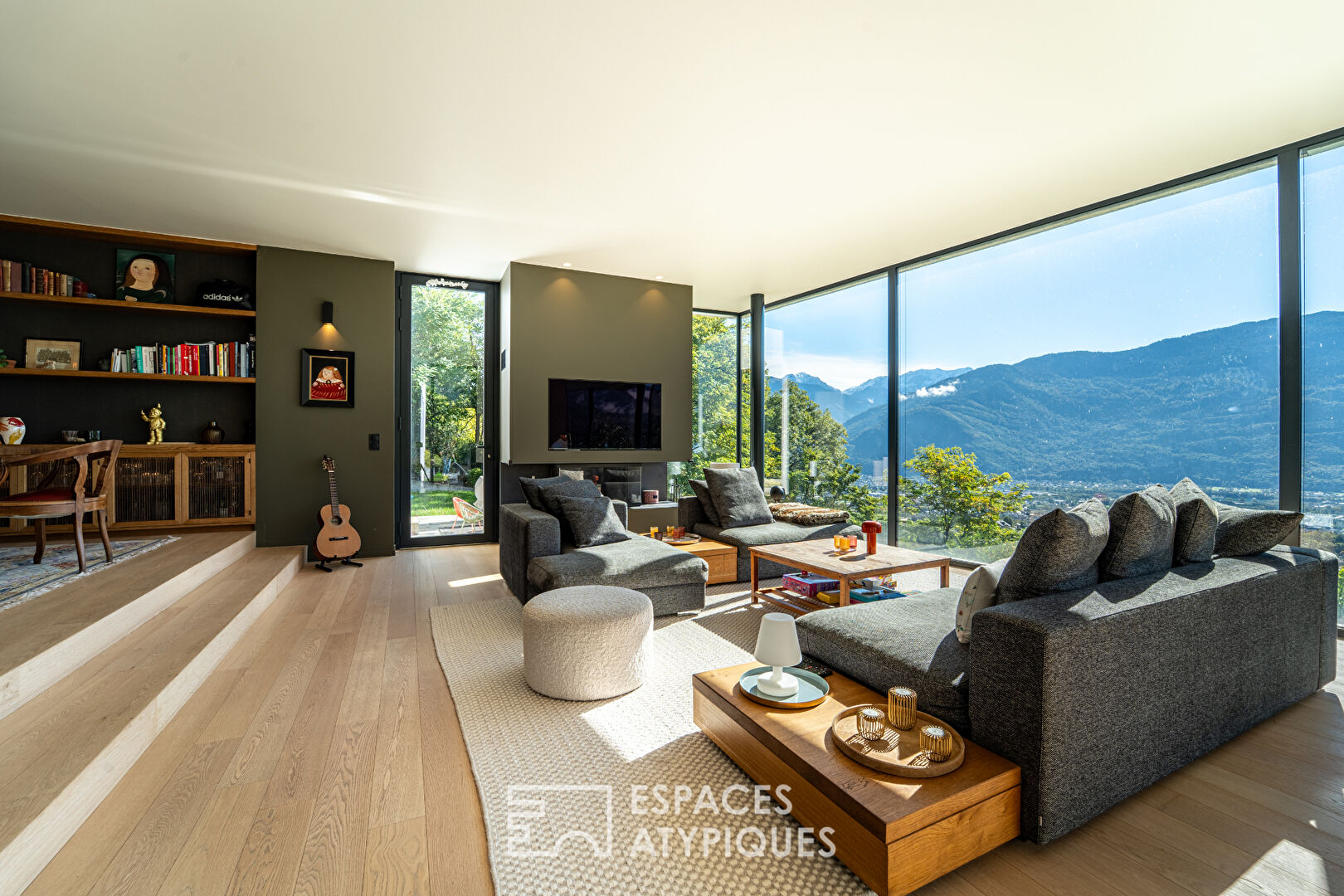Villa contemporaine avec vue et piscine