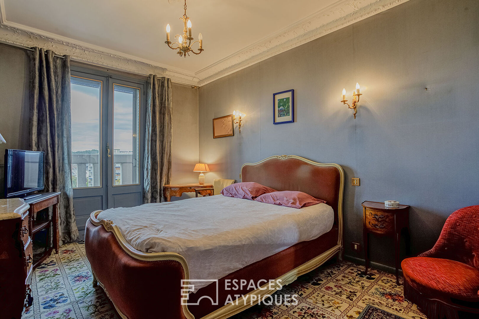 Character apartment in a sought-after building
