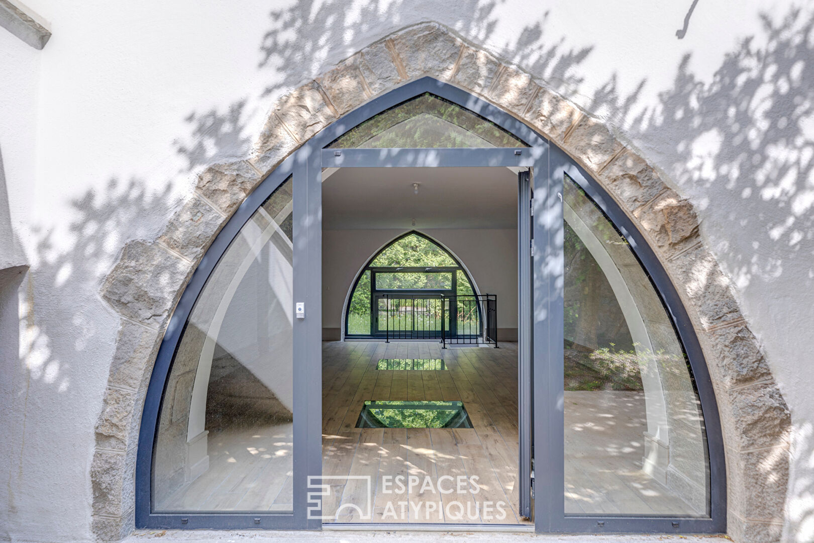 Through appartment with garden in a 14th century castle