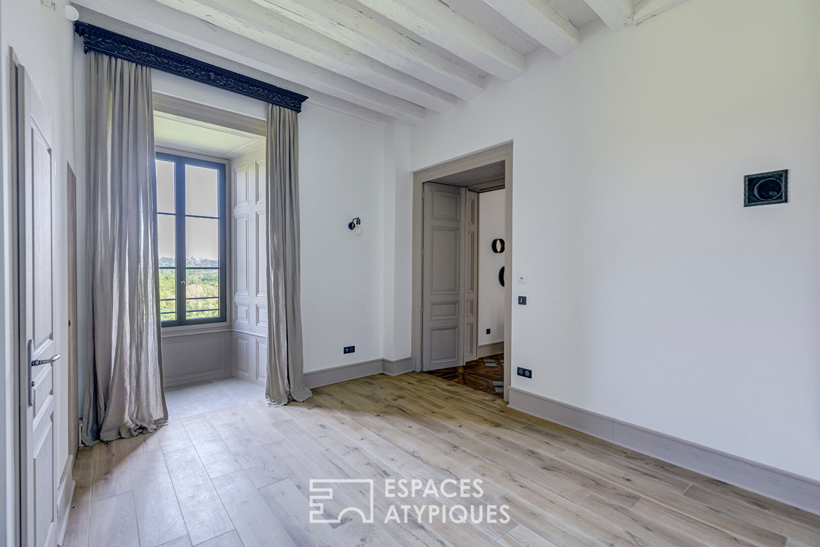Duplex with terrace in a 14th century castle