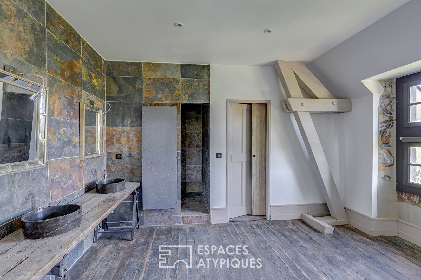 Duplex with terrace in a 14th century castle