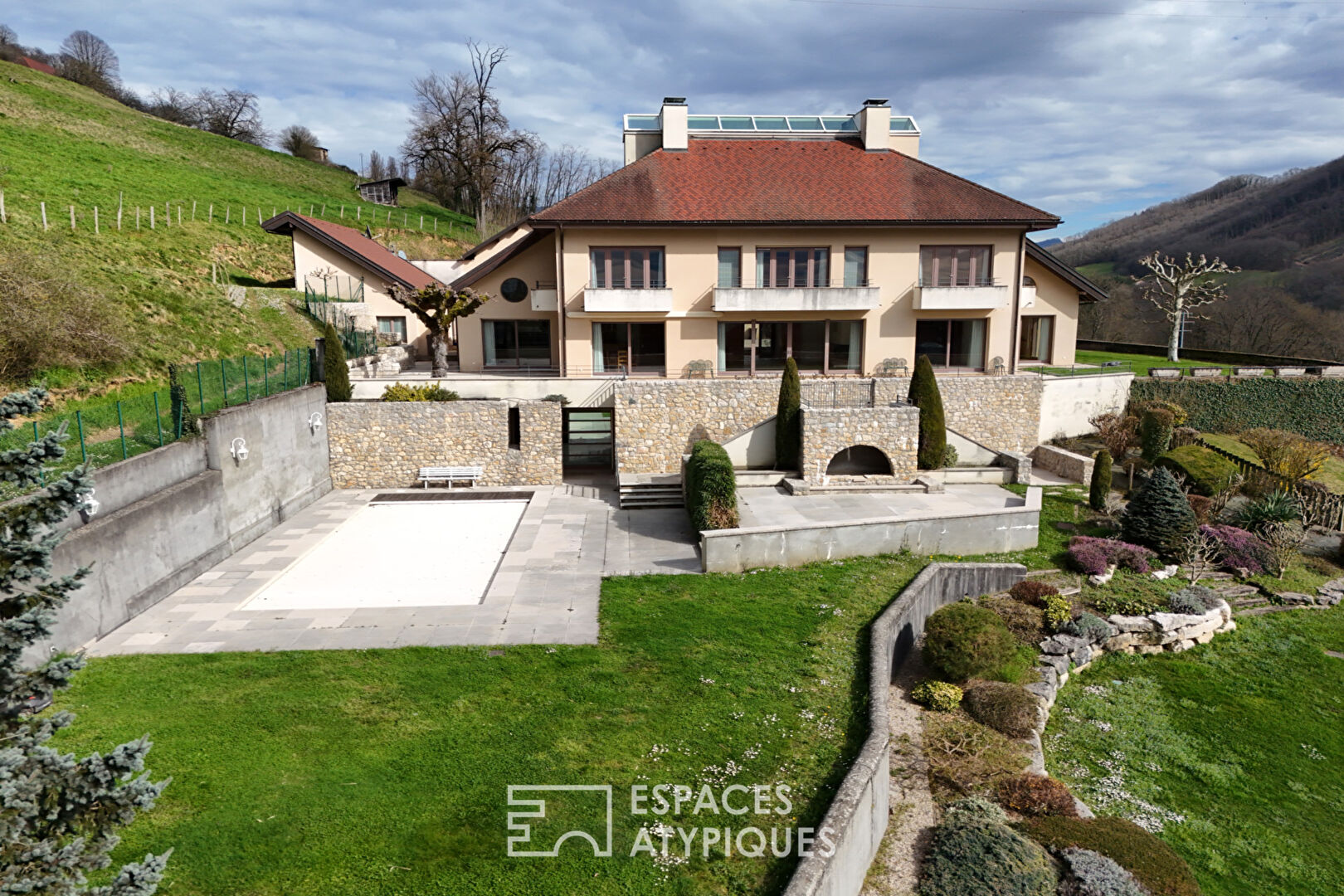 Architect-Designed House with Swimming Pool